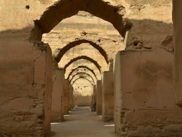 MEKNÈS: A CIDADE DOS CEM MINARETES